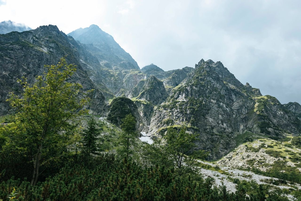 Stunning view of the Tatra Mountains under a cloudy sky, highlighting natural beauty.